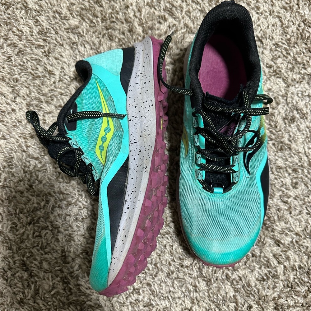 Womens saucing trail running size 8.5 sneakers
